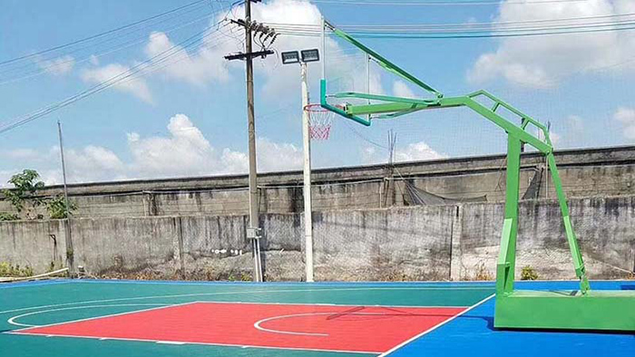 佛山市南海区道头公园增添丙烯酸球场篮球架 市民齐齐动手来帮忙